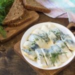 Śledź w śmietanie – tradycyjny przepis jak u mamy