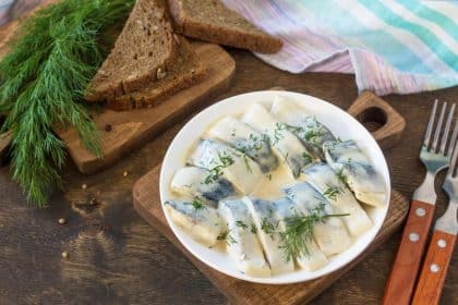 Śledź w śmietanie – tradycyjny przepis jak u mamy