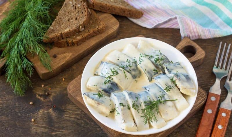 Śledź w śmietanie – tradycyjny przepis jak u mamy