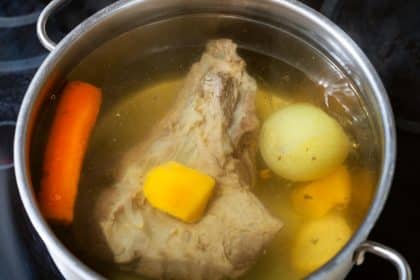 Mięso z rosołu – przepisy na farsz, kotlety i pastę